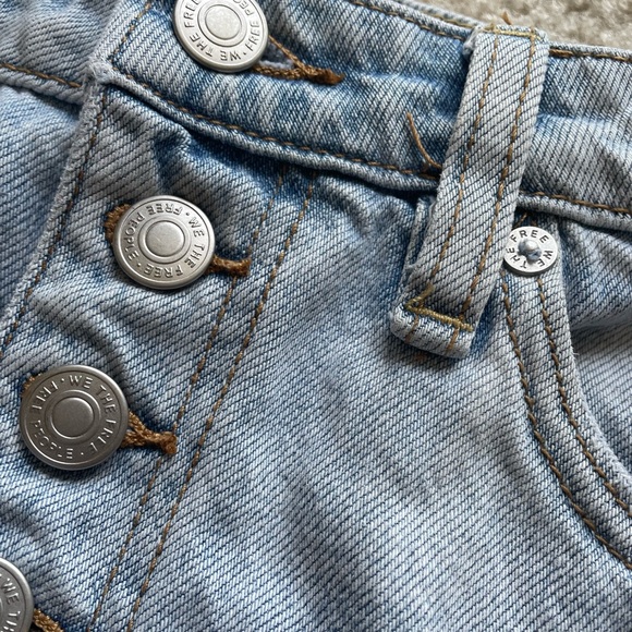 We The Free People mini distressed denim skirt raw hem size 27 light wash - Picture 7 of 13